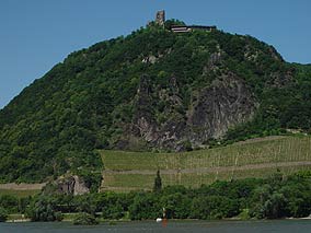 Drachenfels vom Rhein aus